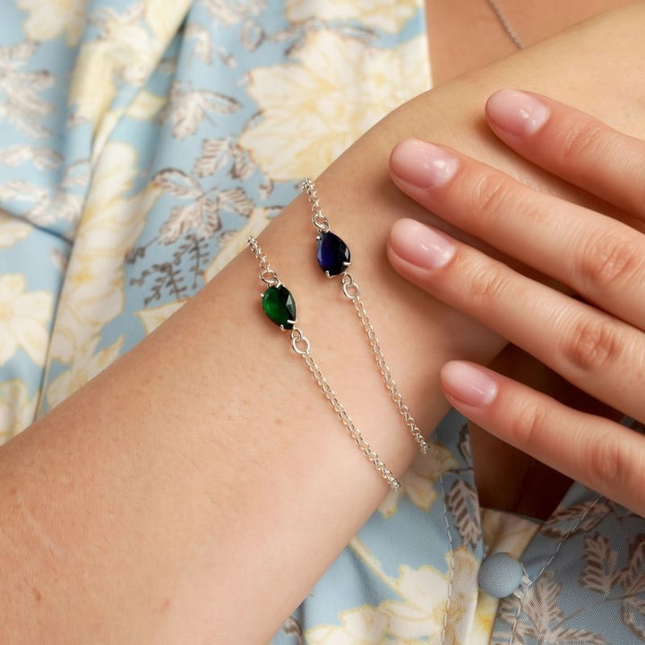 צמיד כסף עדין עם אבן טיפה אמרלד מלאכותי