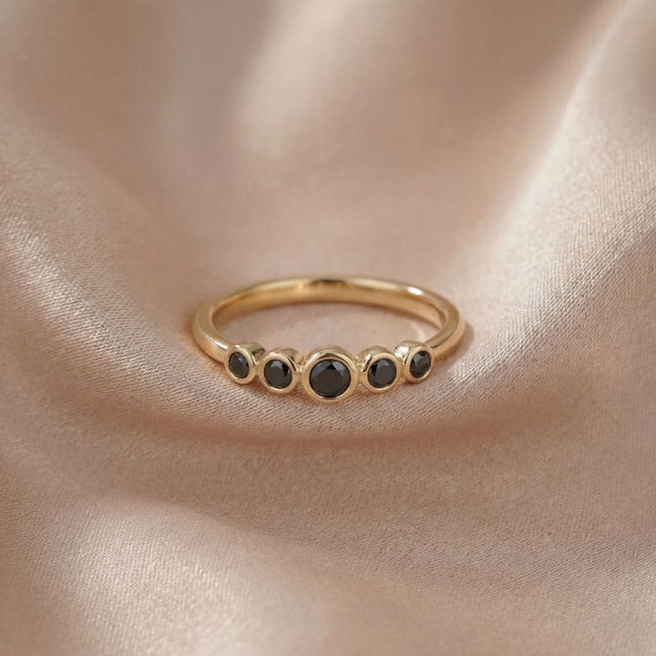 טבעת זהב 14 קראט "אמיליה" – חמישה יהלומים שחורים