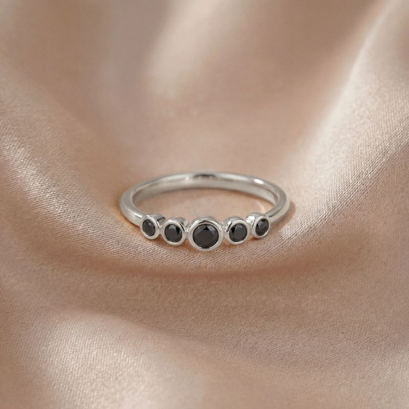 טבעת זהב לבן 14 קראט "אמיליה" – יהלום שחור