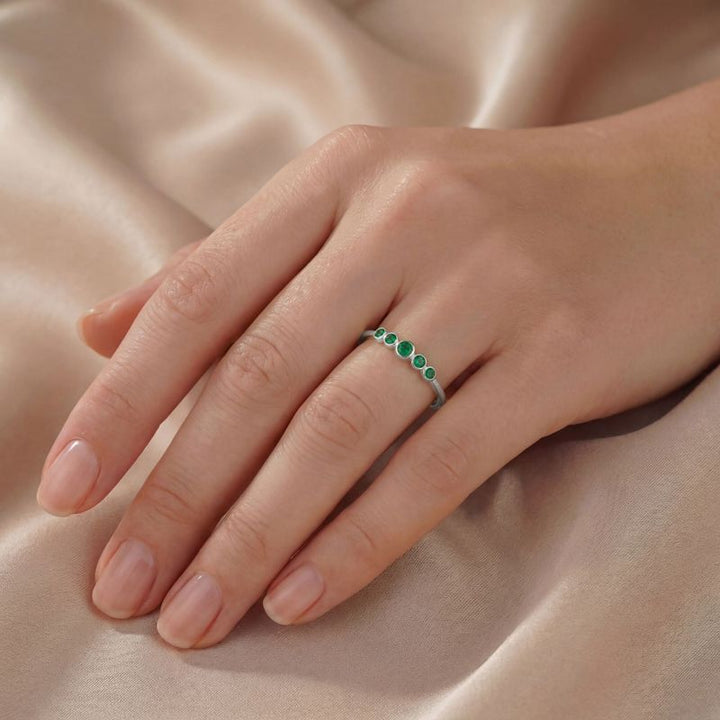 טבעת זהב לבן 14 קראט "אמיליה" – חמישה אמרלדים