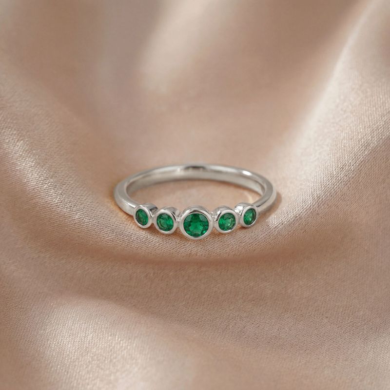 טבעת זהב לבן 14 קראט "אמיליה" – חמישה אמרלדים