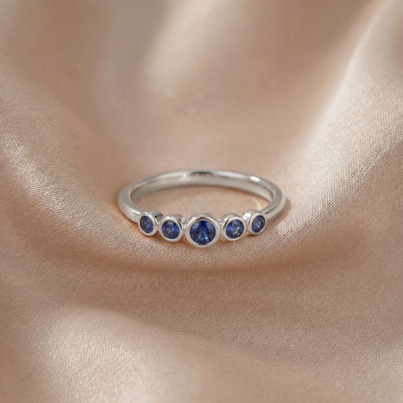 טבעת זהב לבן 14 קראט "אמיליה" – חמישה ספירים