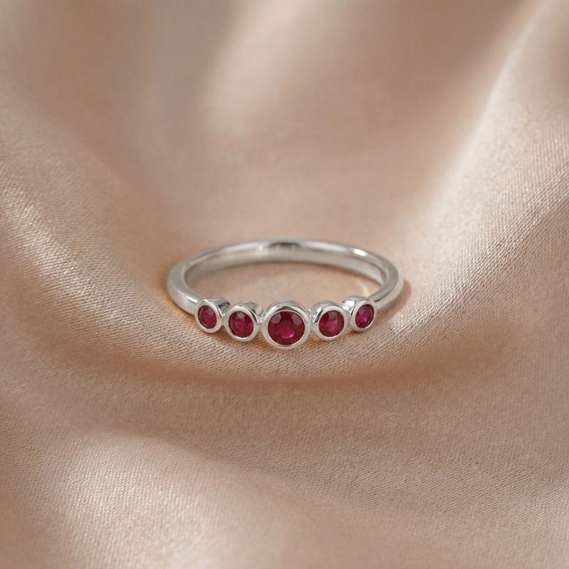 טבעת זהב לבן 14 קראט "אמיליה" – חמישה רובינים