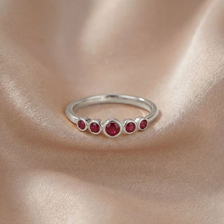 טבעת זהב לבן 14 קראט "אמיליה" – חמישה רובינים