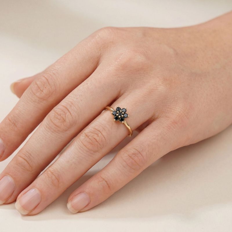 טבעת זהב 14 קראט "פלורה" – פרח יהלומים שחורים