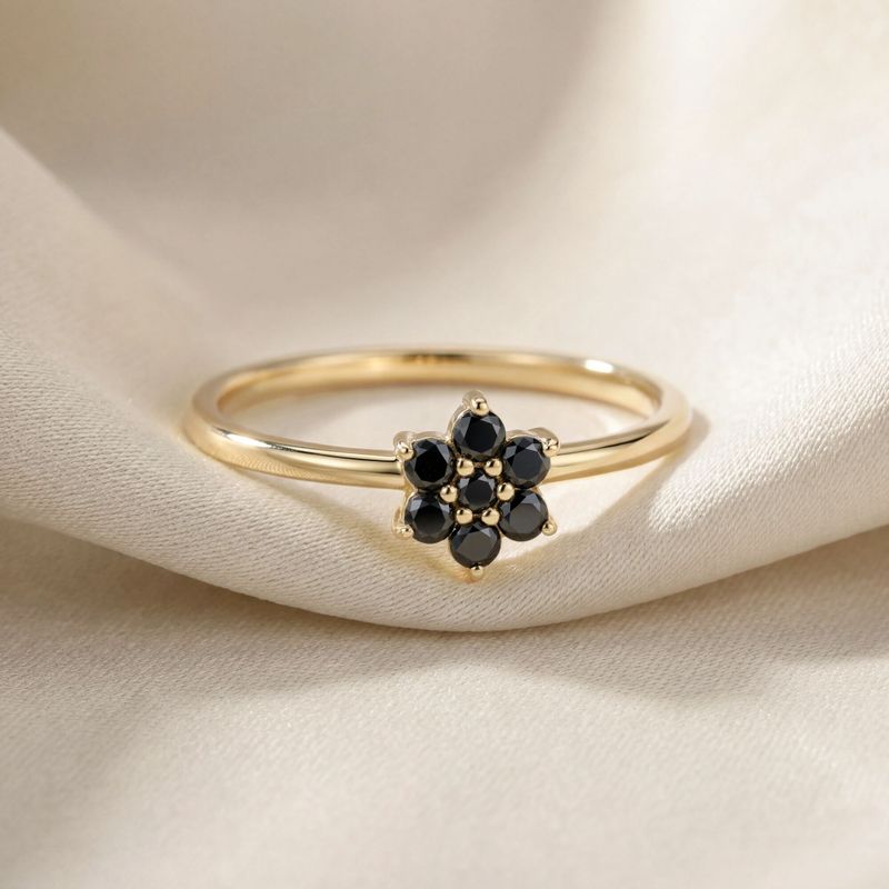 טבעת זהב 14 קראט "פלורה" – פרח יהלומים שחורים
