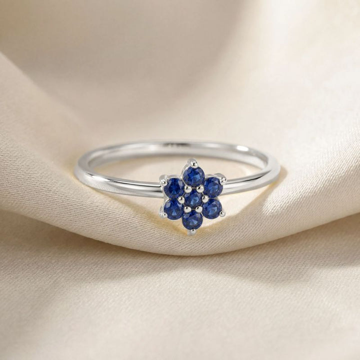 טבעת זהב לבן 14 קראט "פלורה" – פרח ספירים