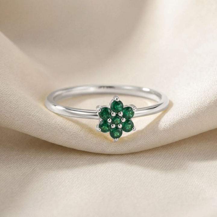 טבעת זהב לבן 14 קראט "פלורה" – פרח אמרלדים