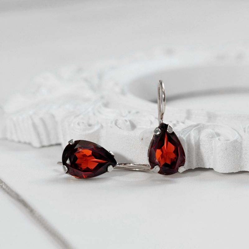 עגילי כסף תלויים – גרנט אדום