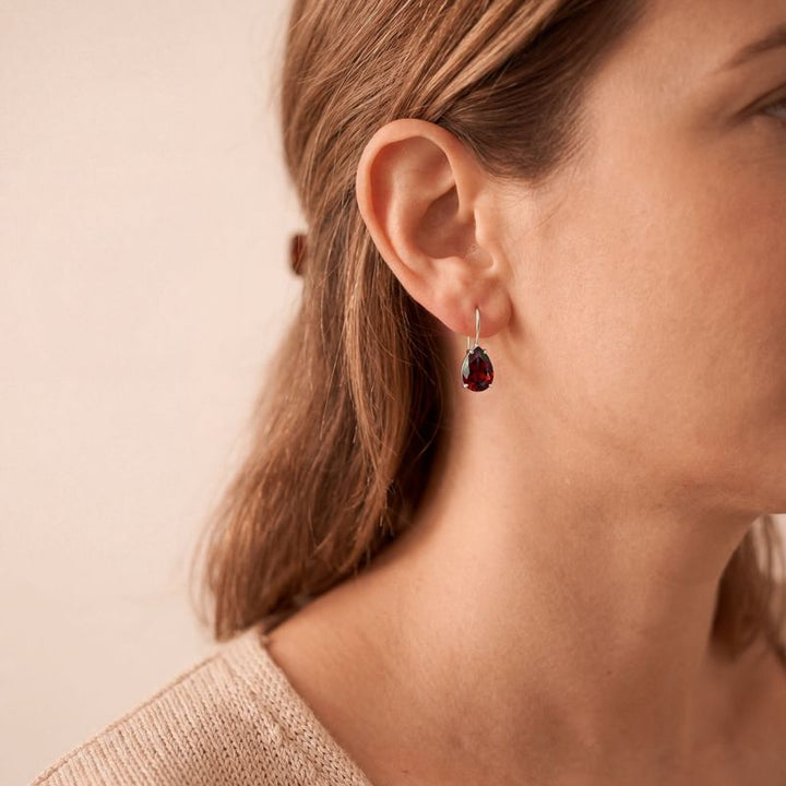 עגילי כסף תלויים טיפה גרנט מלאכותי