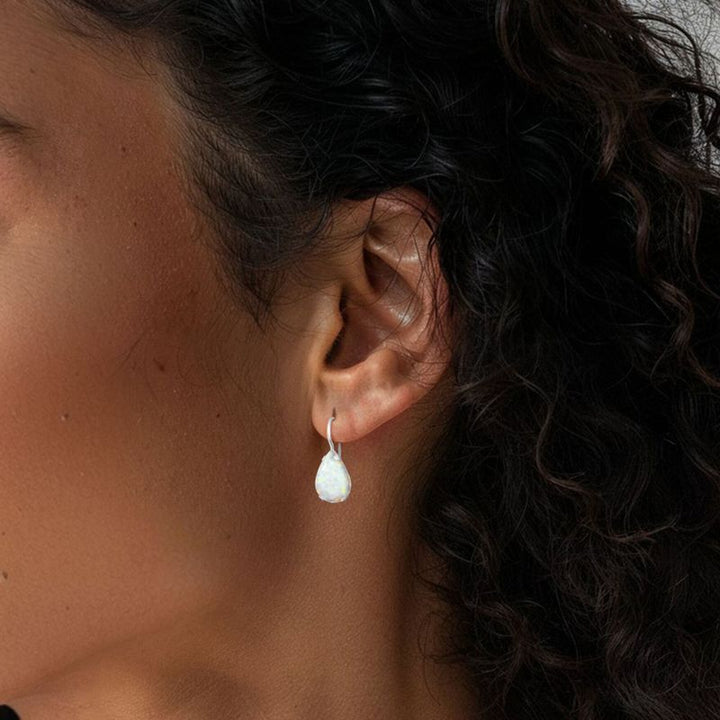 עגילי כסף תלויים – אופל לבן