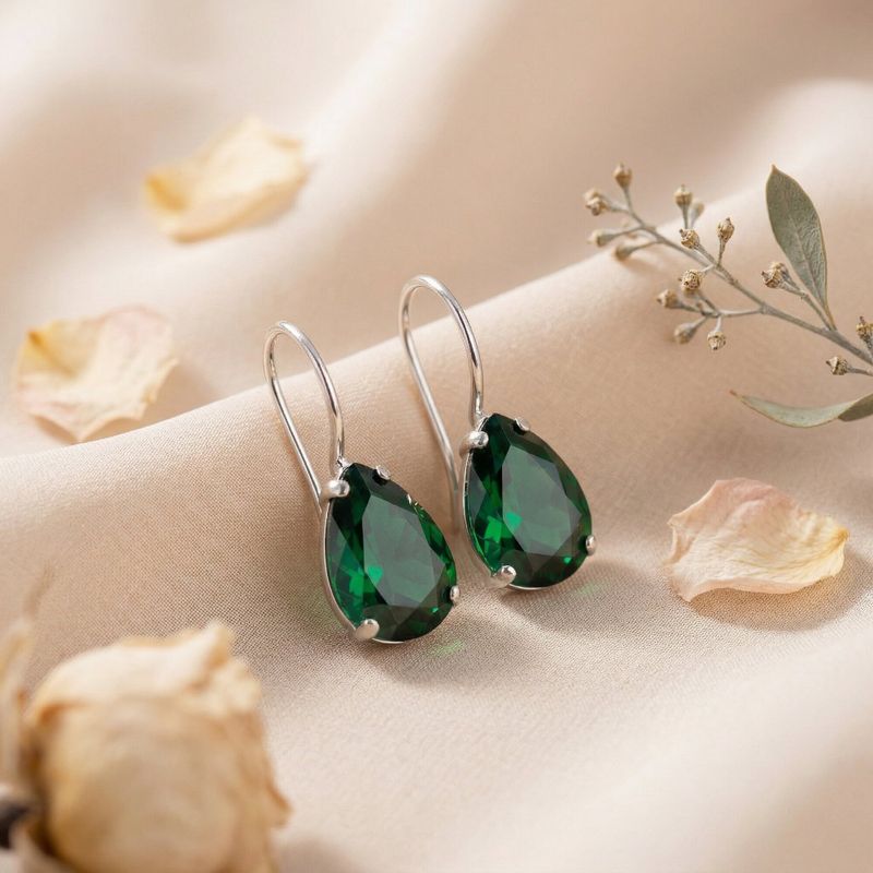 Серебряные висячие серьги – зеленый изумруд