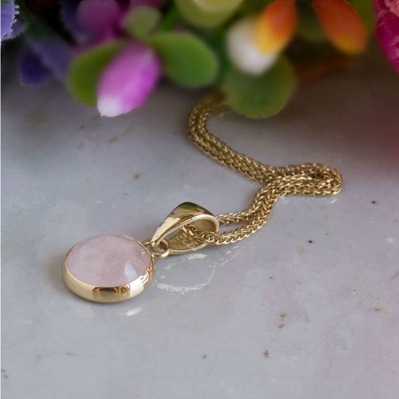 Круглый кулон из розового кварца в желтом золоте