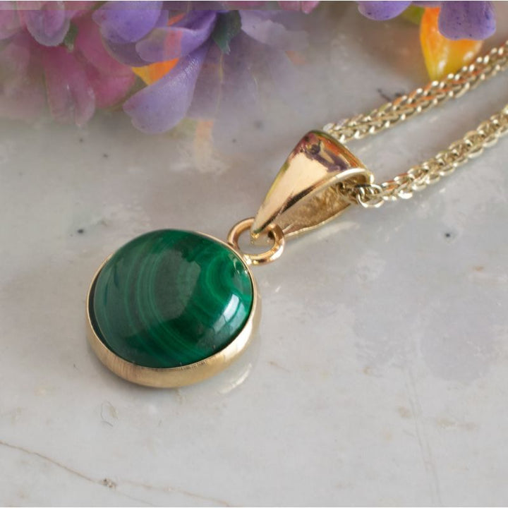 Круглый кулон в виде ангела из желтого золота