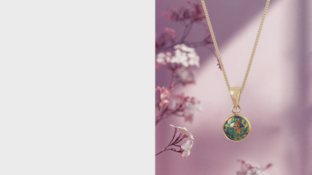 Круглый кулон из черного опала и желтого золота.