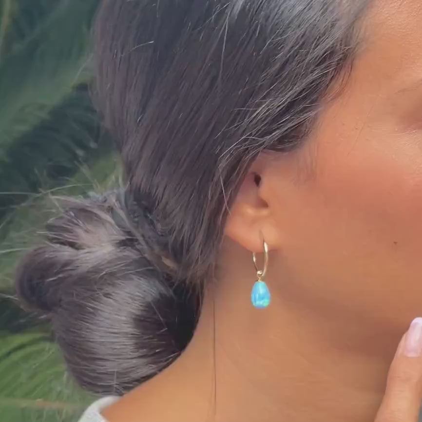 עגילי חישוק זהב 14 קראט אופל כחול 18 מ"מ