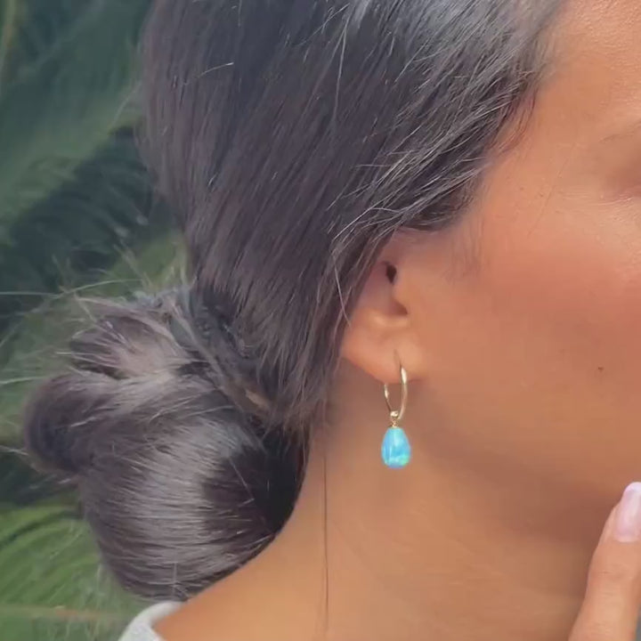 עגילי חישוק זהב 14 קראט אופל כחול 18 מ"מ