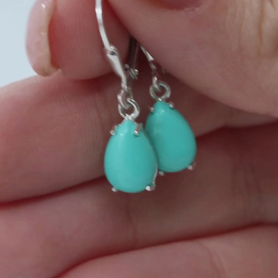 Серьги из натурального серебра с подвеской из искусственной бирюзы.