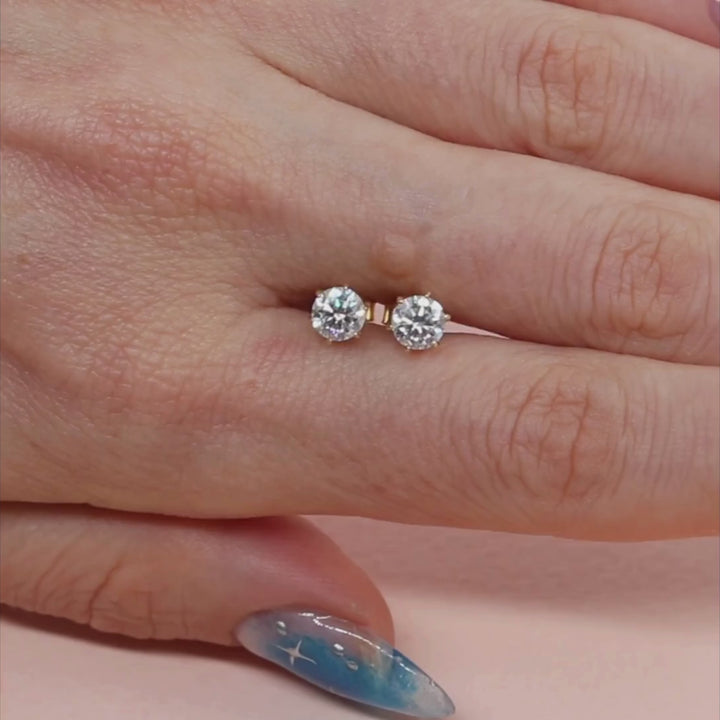 עגילי זהב צמודים בשיבוץ מוזונייט – זוהר נצחי