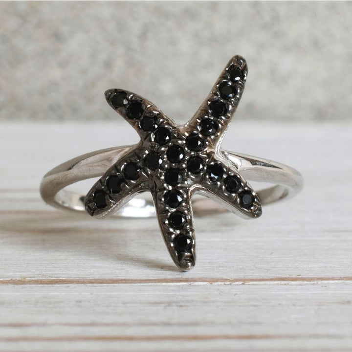 טבעת כוכב ים זהב לבן 14K זירקונים שחורים