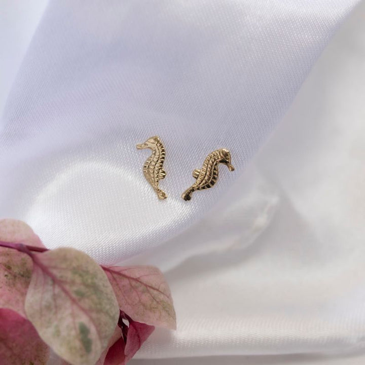 עגילי זהב 14 קראט צמודים בצורת סוסון ים עם סוגרי זהב