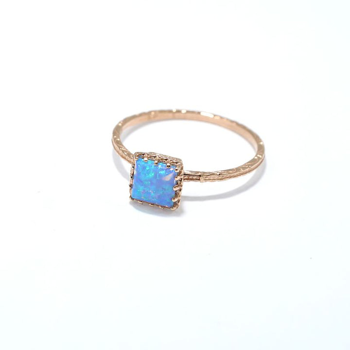 טבעת זהב 14 קראט עדינה עם אבן אופל כחולה