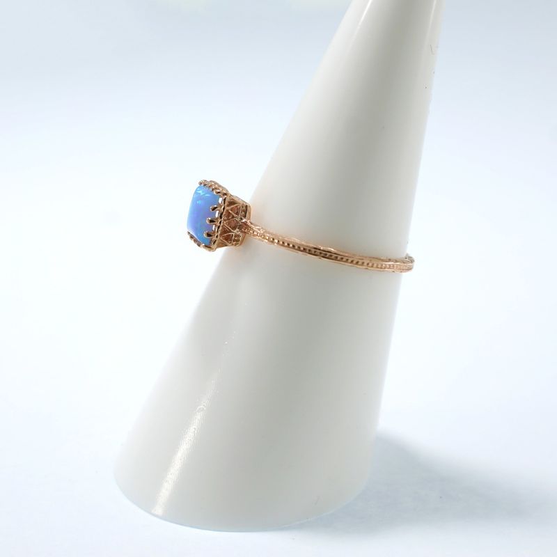 טבעת זהב 14 קראט עדינה עם אבן אופל כחולה