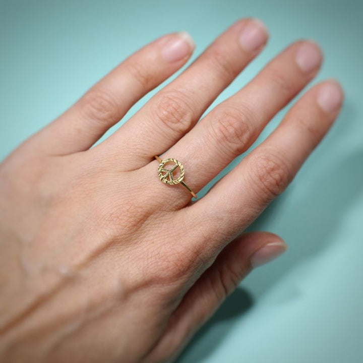 טבעת פיס עדינה עם חריטות יהלום מזהב צהוב 14 קראט