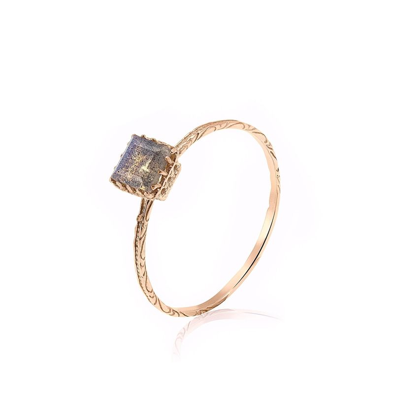 טבעת זהב 14 קראט עדינה עם אבן לברדורייט