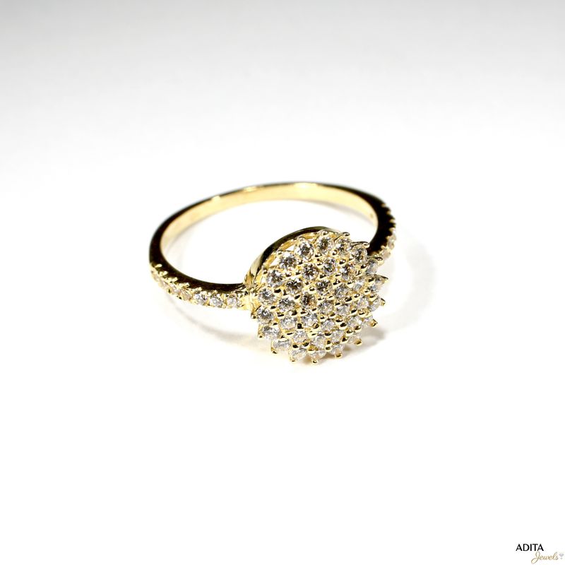 טבעת זהב 14 קראט עגולה מעוטרת באבני זרקון לבנות