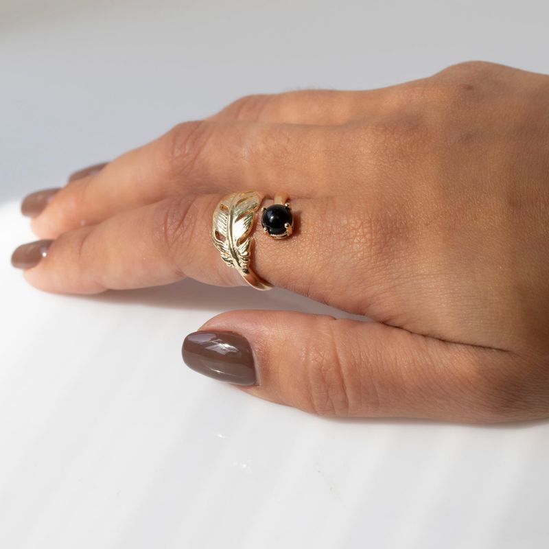 טבעת מתכוונת נוצה אבן אוניקס ציפוי זהב