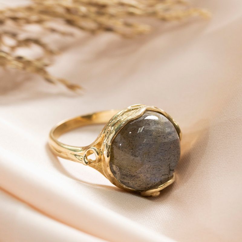 טבעת סגורה זהב 14K עם אבן לברדורייט