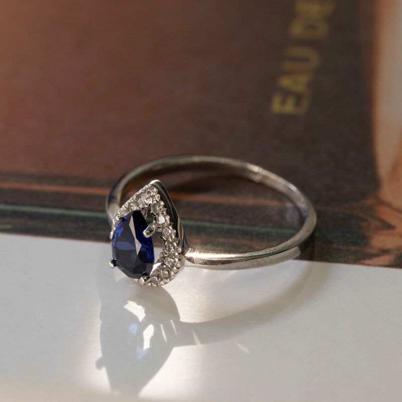 טבעת זהב לבן 14K טיפה זירקון כחול
